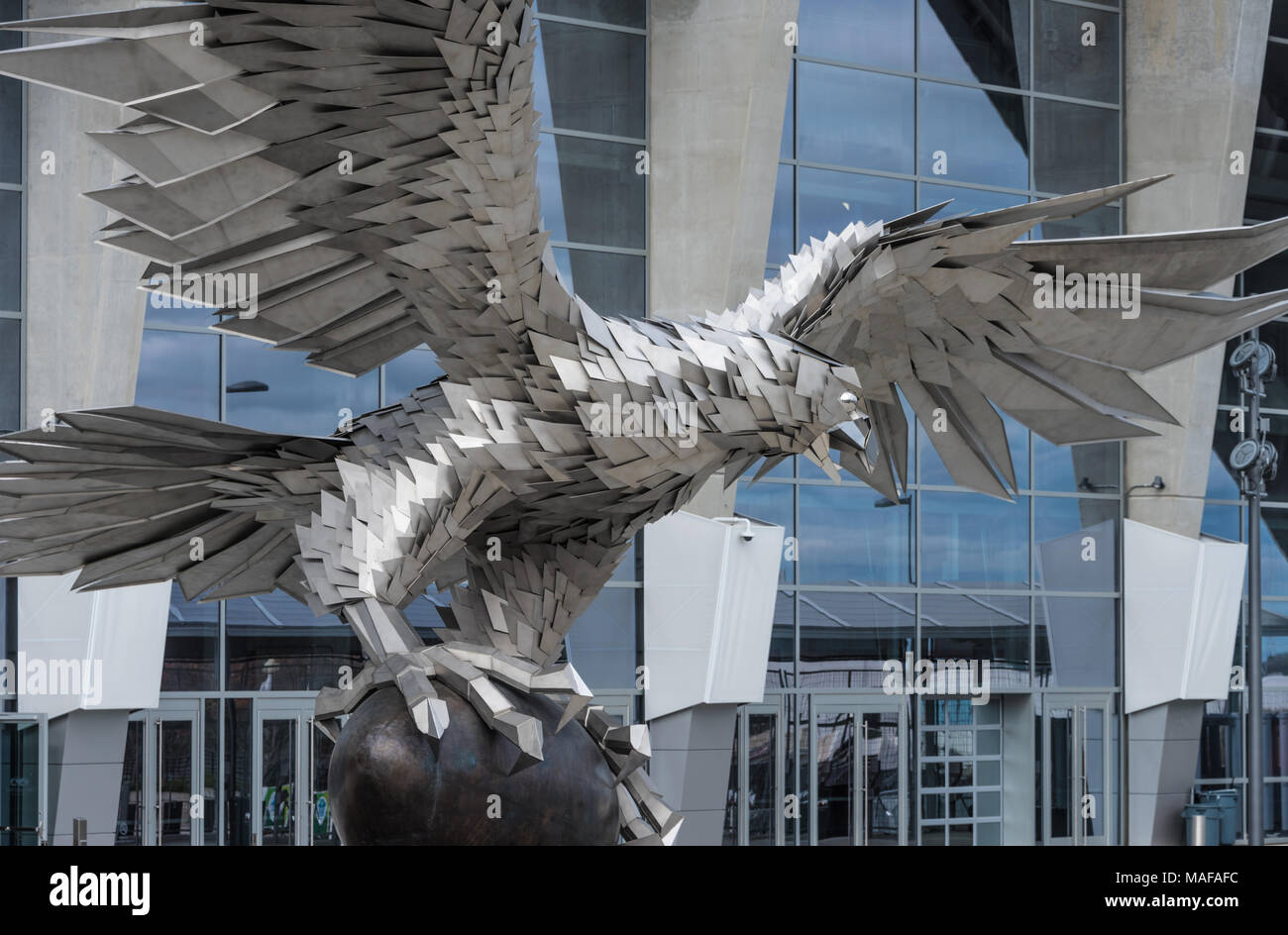 73.000-Pound Edelstahl Skulptur eines Falcon greifen eine Bronze Fußball bei Mercedes-Benz Stadium, der Heimat der Atlanta Falcons in Atlanta, GA. Stockfoto