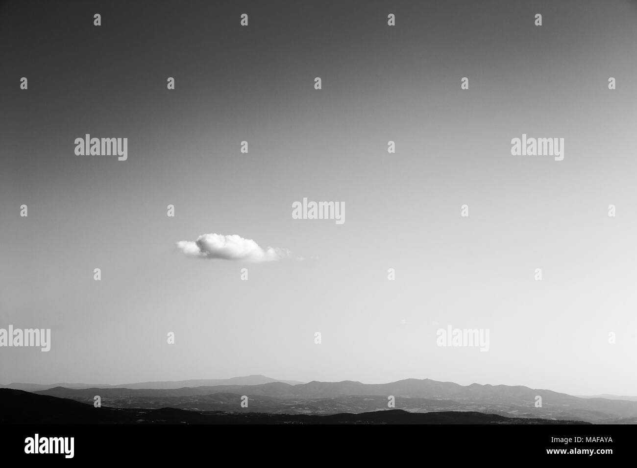 Ein isolierter, kleine weiße Wolke in einem leeren Himmel Stockfoto