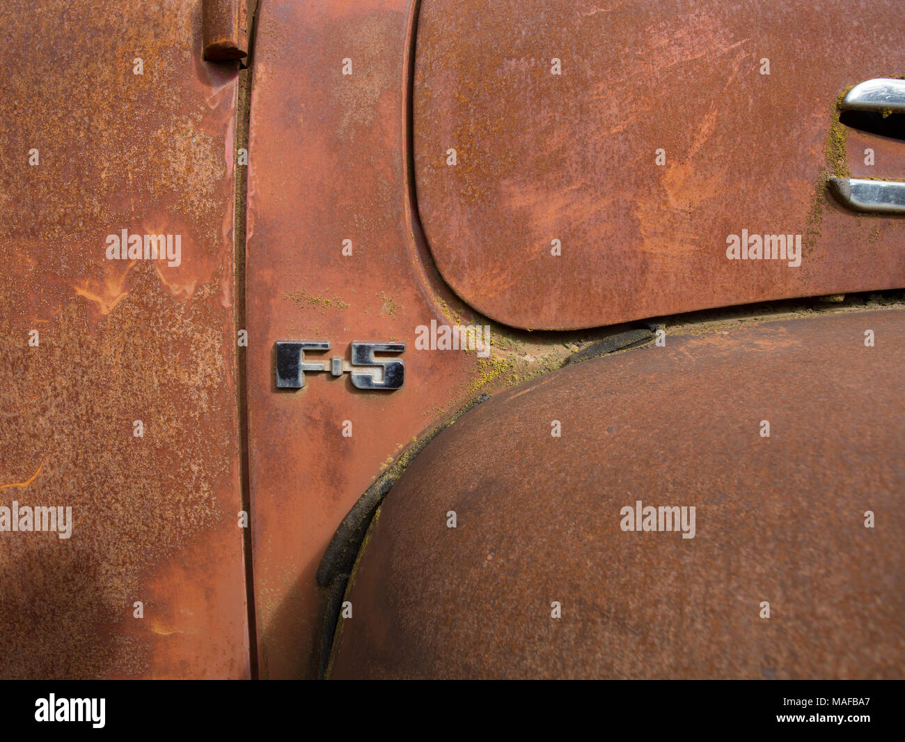 Ein verchromter "F-5"-Logo auf alten 1948 Ford F-5 F5 Truck, in einem Steinbruch, östlich von Clark Gabel Idaho. Stockfoto
