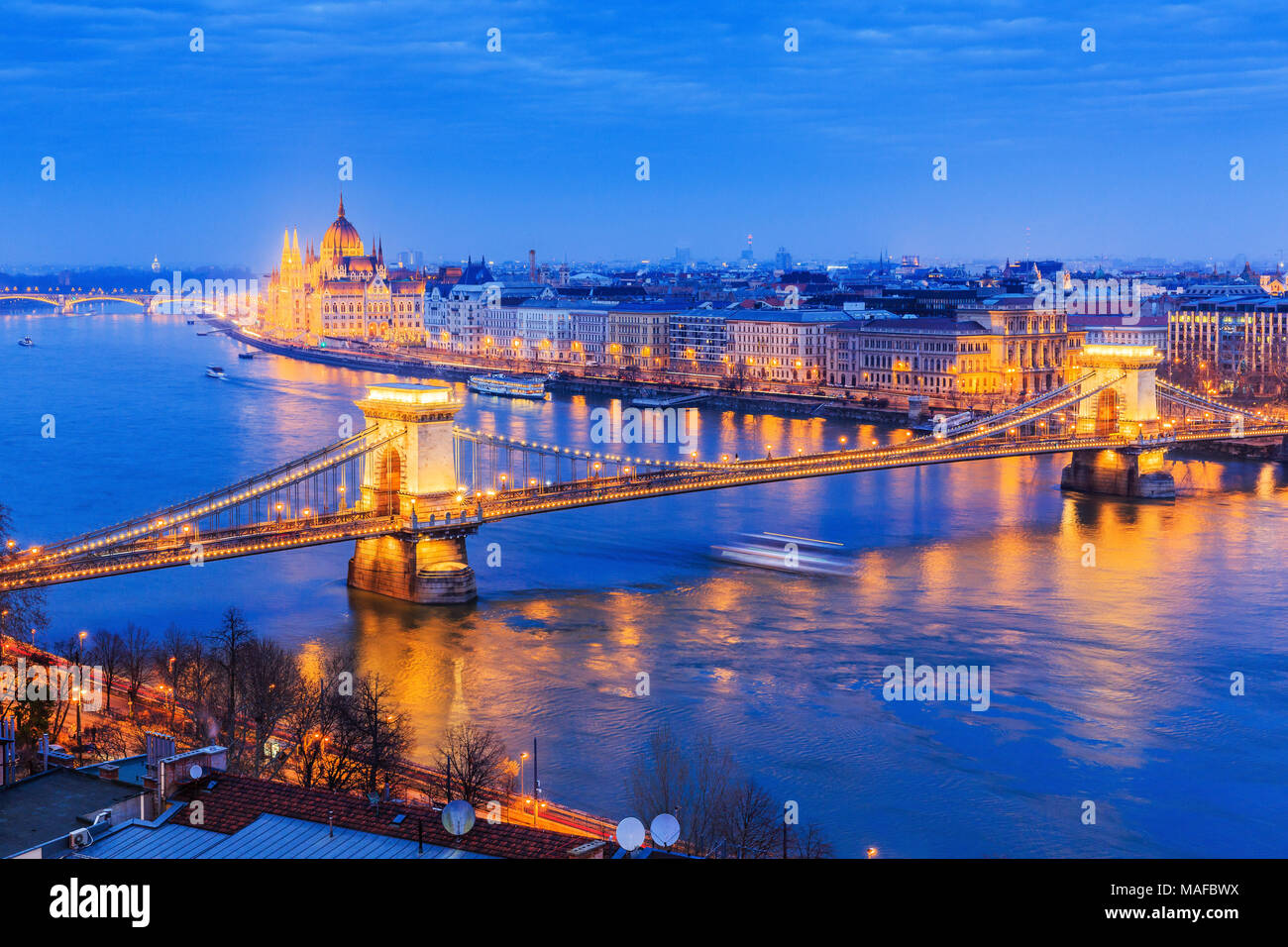 Budapest, Ungarn. Panorama mit der Kettenbrücke und dem Parlament. Stockfoto