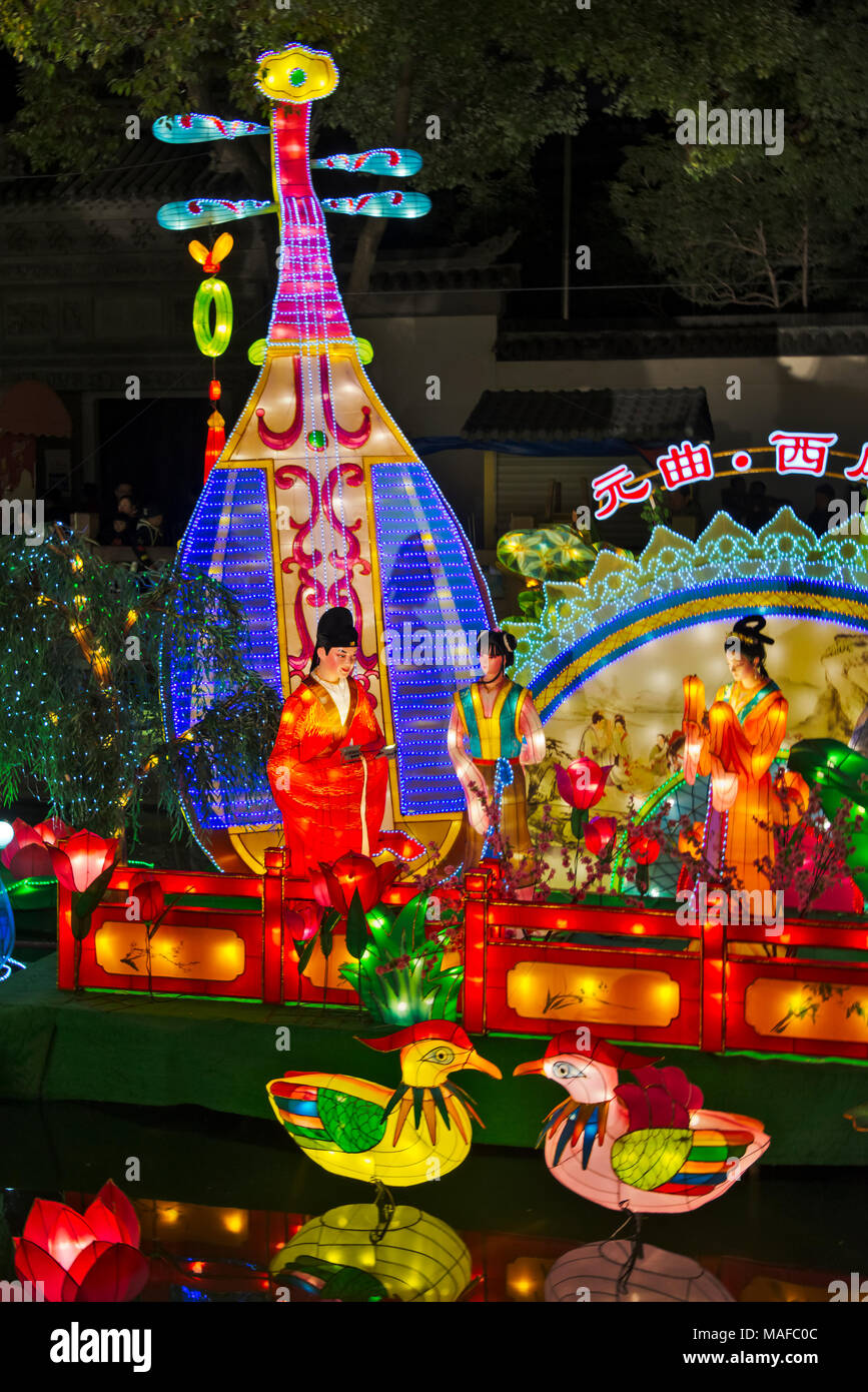 Bunte Lichter am Laternenfest Feiern zum chinesischen Neujahrsfest in den Yuyuan-garten, Shanghai, China Stockfoto