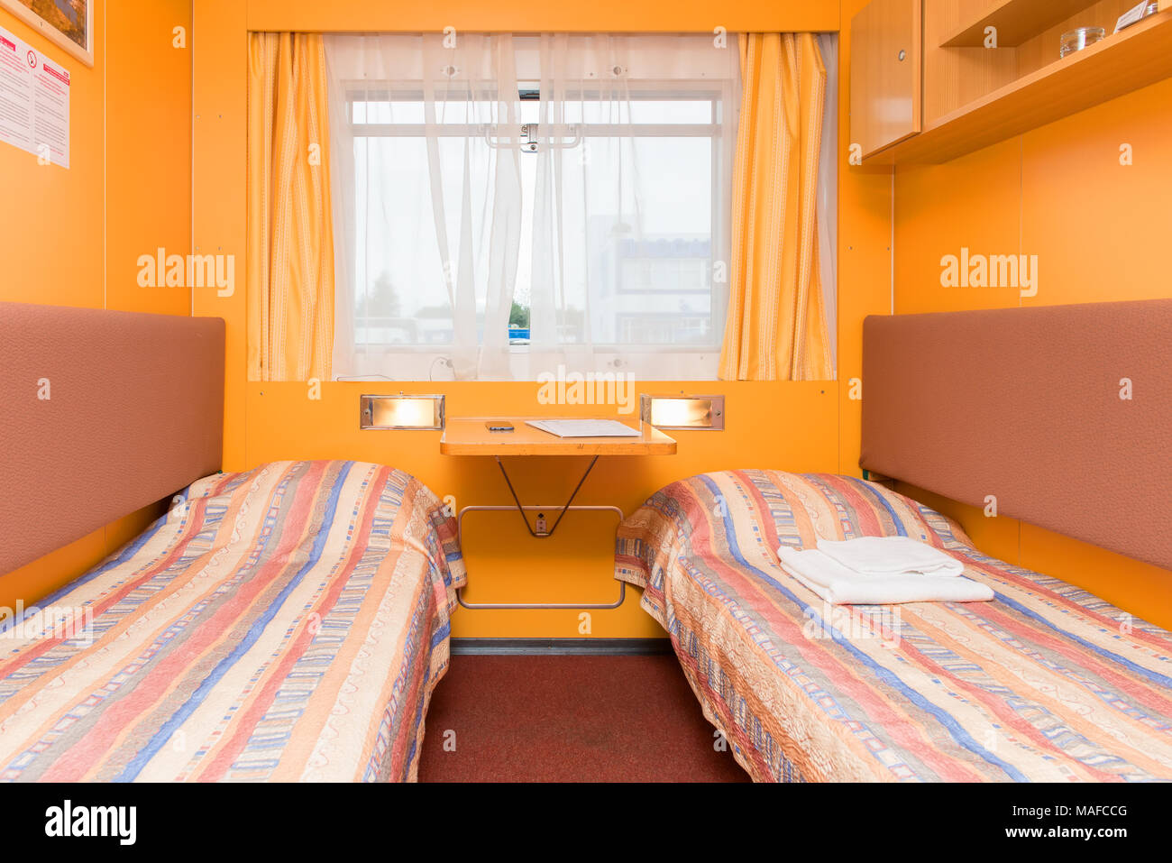 Innere der Doppel, die Kabine auf einem Kreuzfahrtschiff - mit Betten und Fenster Stockfoto
