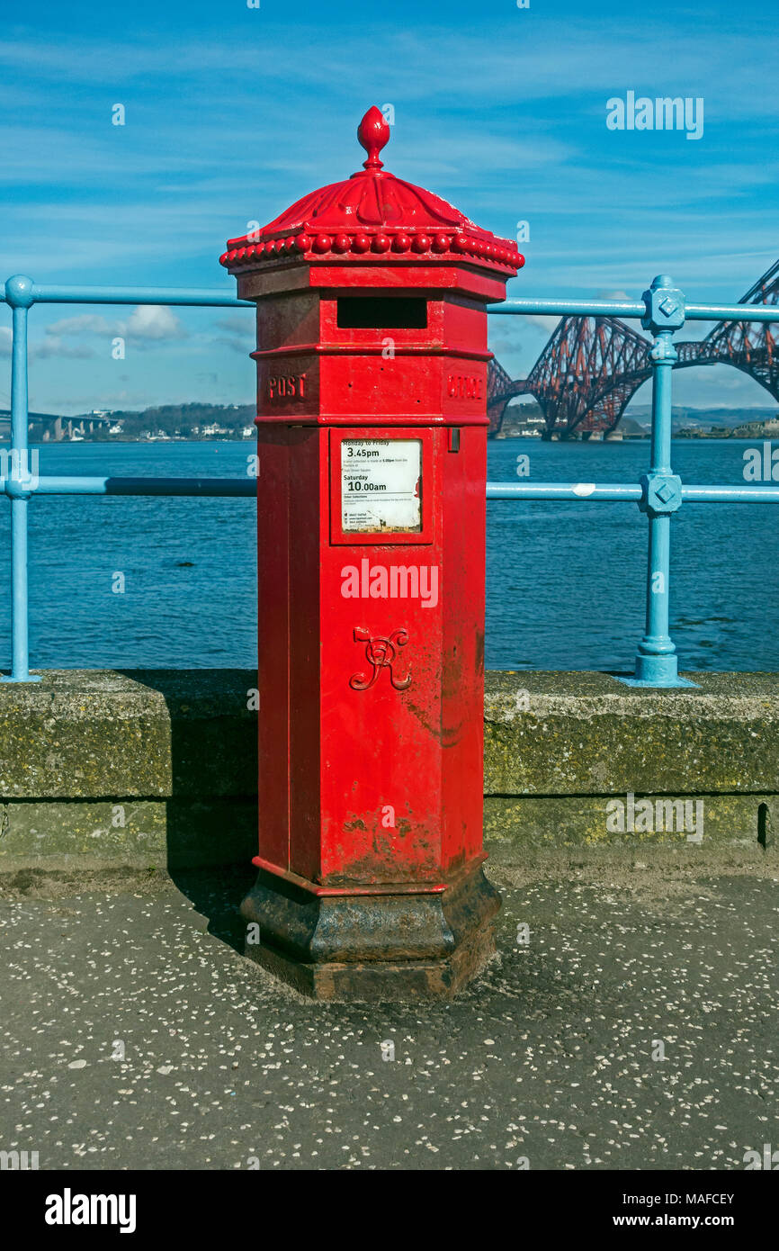 Red posst Kasten an der Promenade South Queensferry Edinburgh Schottland Großbritannien Stockfoto