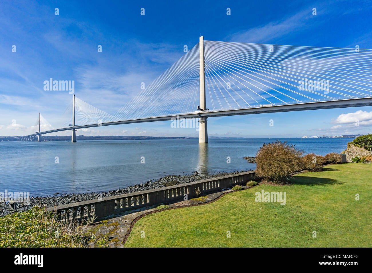 Die neu commpleted Queensferry Road Bridge Überqueren von North Queensferry Fife Schottland Großbritannien gesehen Stockfoto
