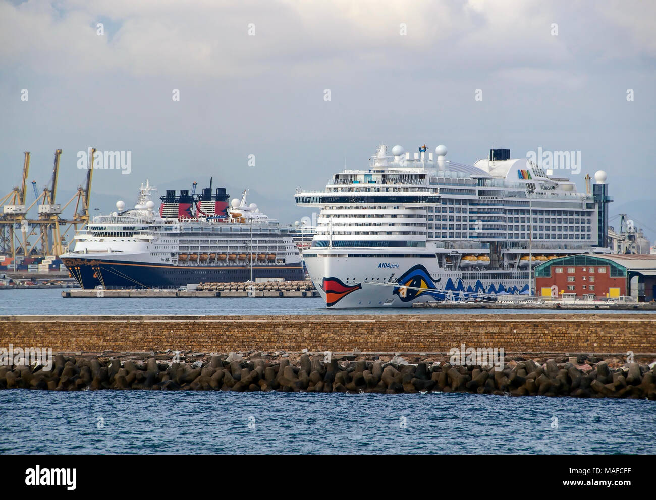 Kreuzfahrtschiff AIDA Perla vertäut im Hafen Livorno Livorno Italien Europa mit Disney Magic hinter Stockfoto