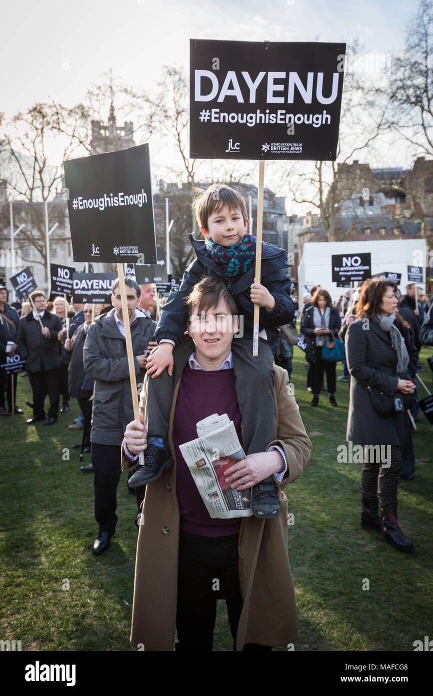 Mitglieder der Britischen jüdischen Gemeinde gegen Antisemitismus in Parliament Square, London, UK zeigen. Stockfoto