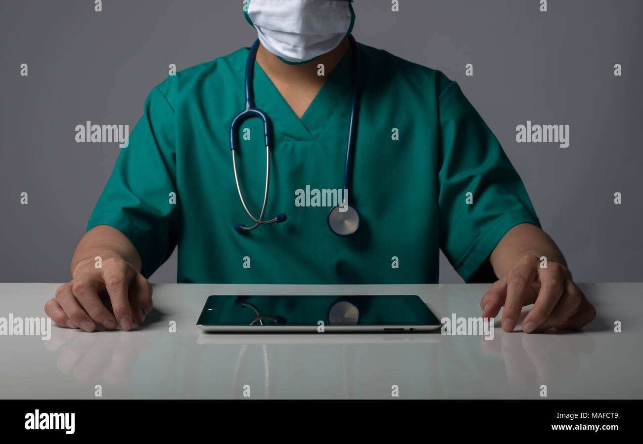 Ärzte in Krankenhäusern. Arzt Hand tablet sitzen auf Schwarz isoliert. Stockfoto