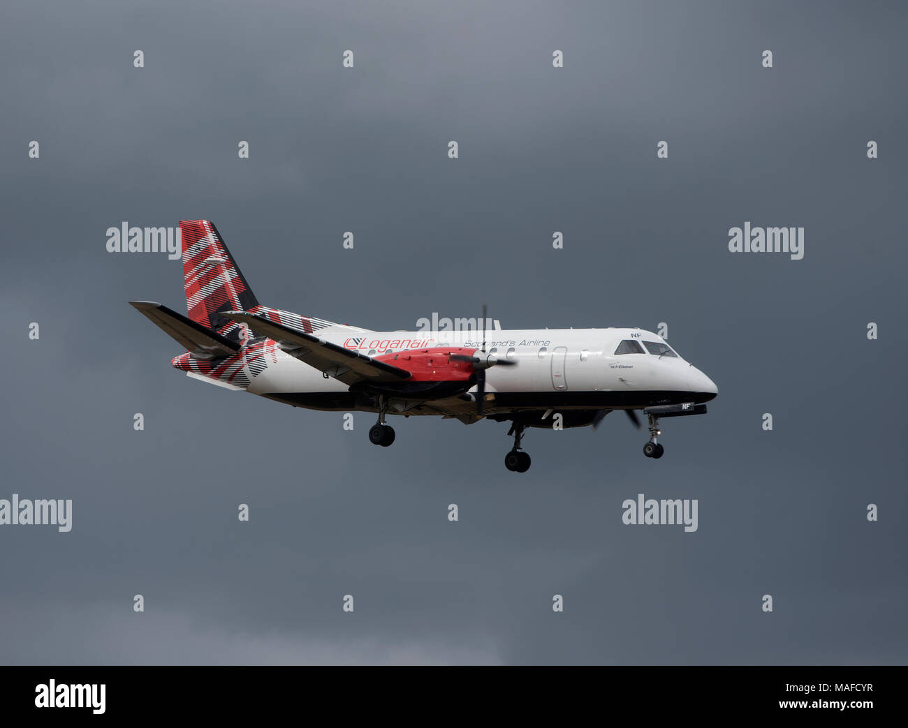 Schottische Airline von Logan airways Saab 34B in seiner tartan Livree in Inverness Dalcross Flughafen ankommen betrieben. Stockfoto