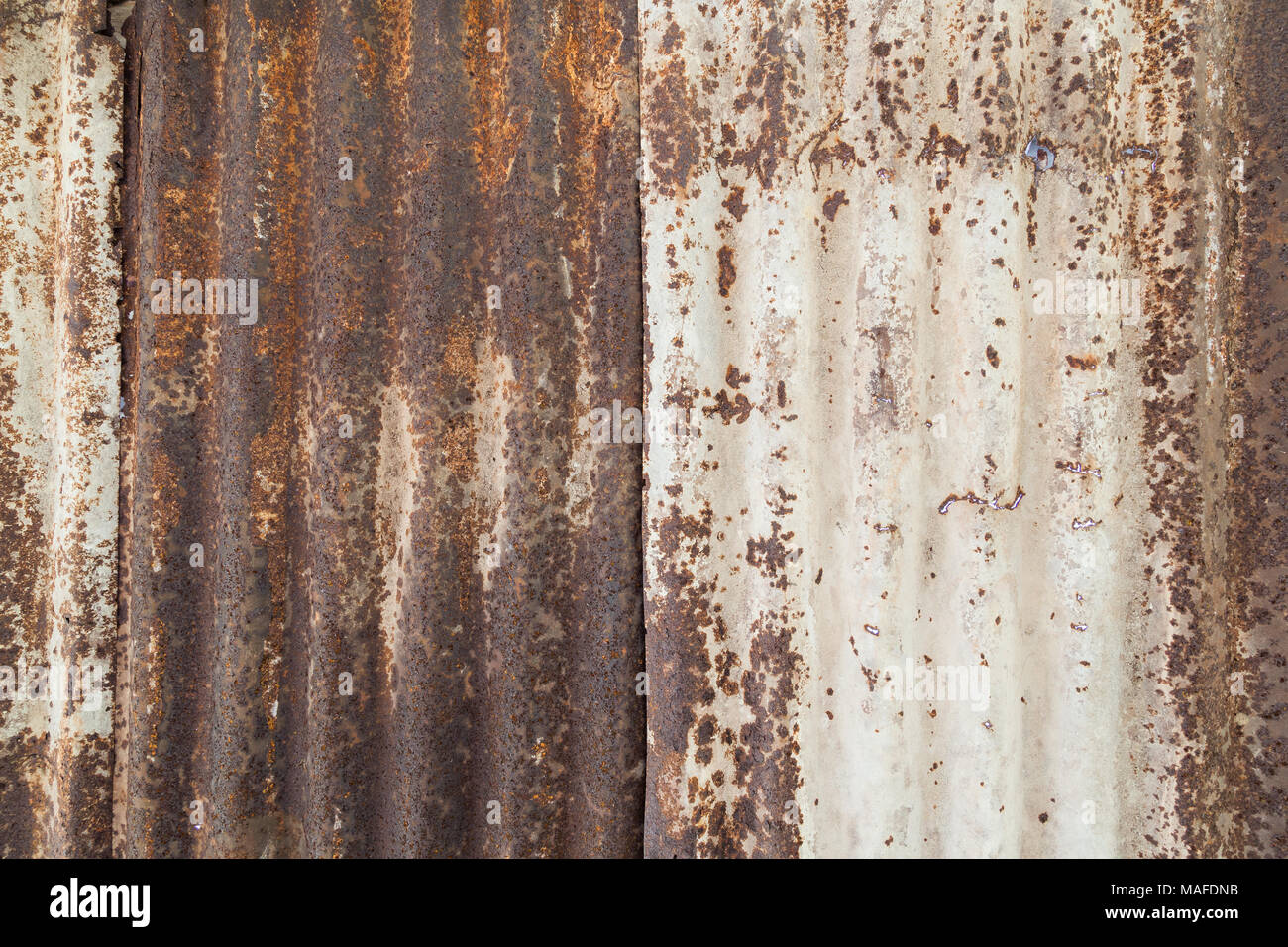 Nahaufnahme einer rostigen und Wellblech metall Baustelle wand Textur Hintergrund. Stockfoto