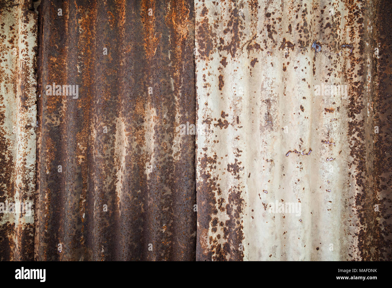 Nahaufnahme einer rostigen und Wellblech metall Baustelle wand Textur Hintergrund mit Vignette. Stockfoto