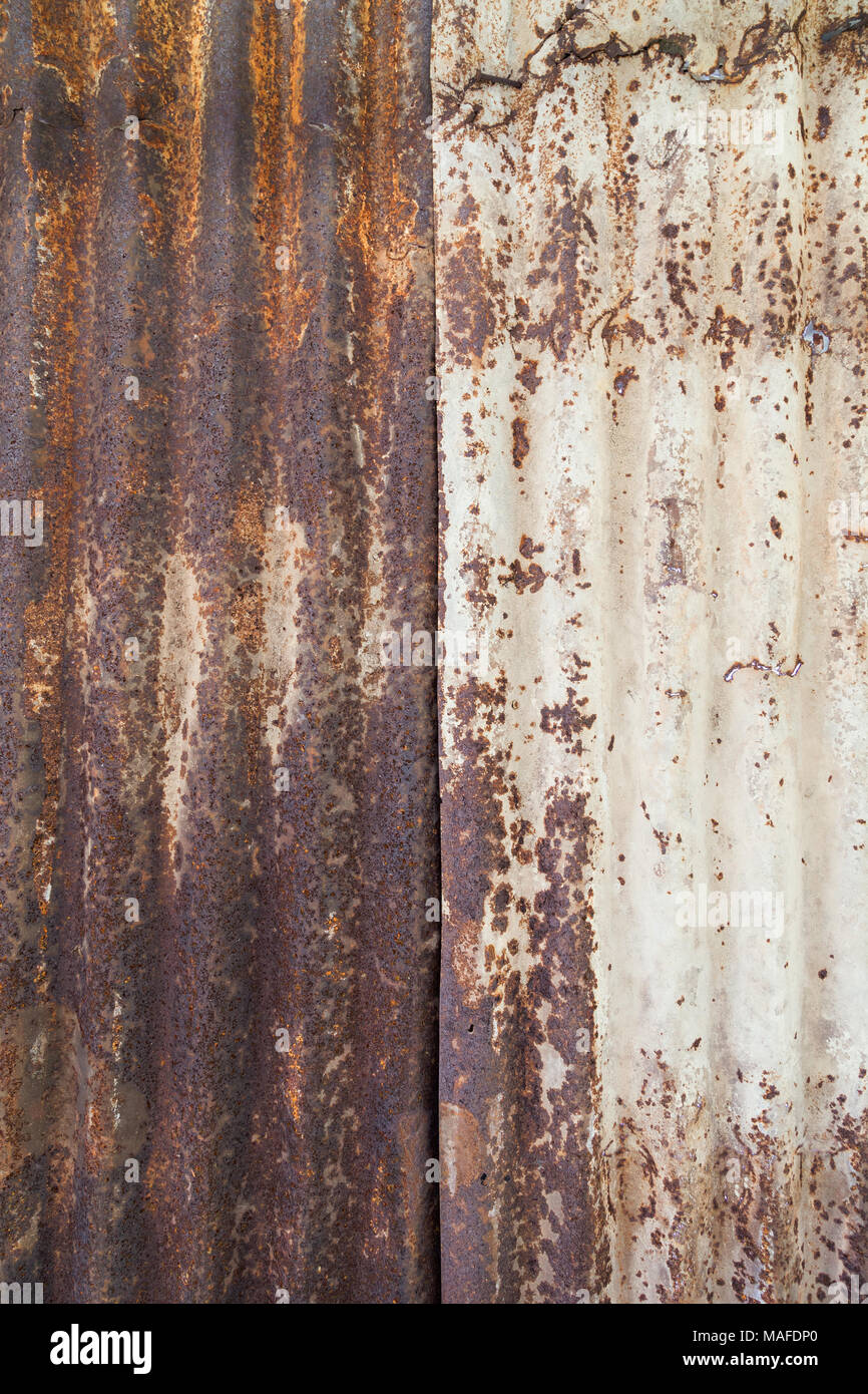 Nahaufnahme einer rostigen und Wellblech metall Baustelle wand Textur Hintergrund. Stockfoto