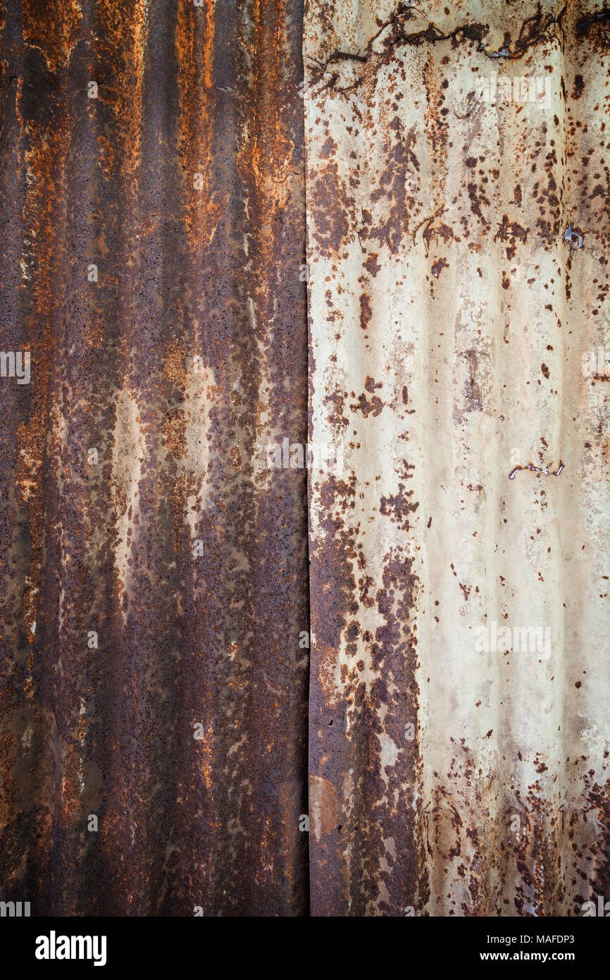 Nahaufnahme einer rostigen und Wellblech metall Baustelle wand Textur Hintergrund mit Vignette. Stockfoto