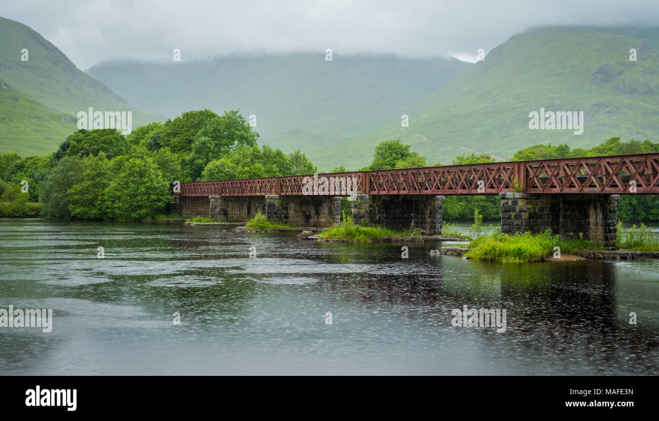 Eisenbahnbrücke in der Nähe von kilchurn Castle und Loch Awe, Argyll und Bute, Schottland. Stockfoto