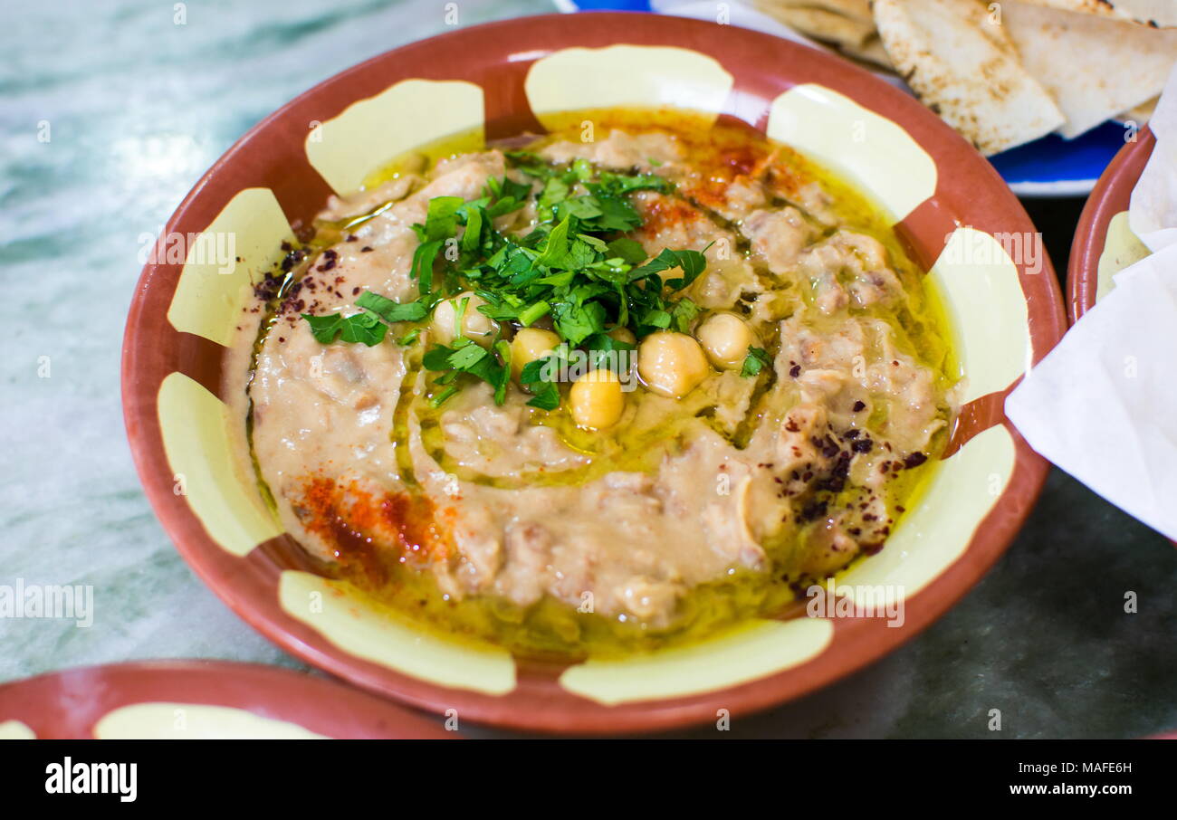 Bohnen und Hummus auf einem urigen Schüssel, Ansicht von oben Stockfoto