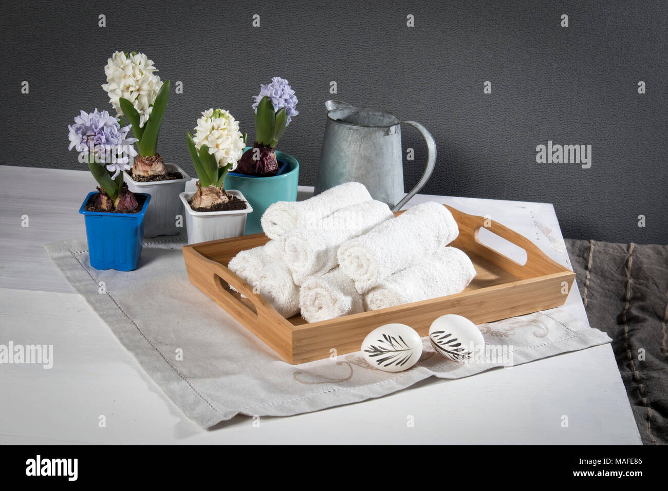 Fach mit Handtüchern, Hyazinthen in Töpfen in das Badezimmer der Spa Salon Stockfoto