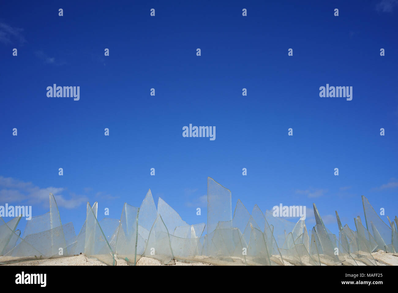 Zerbrochenes Glas oben an einer Wand, Mindelo, Sao Vicente, Kap Verde, Afrika Stockfoto