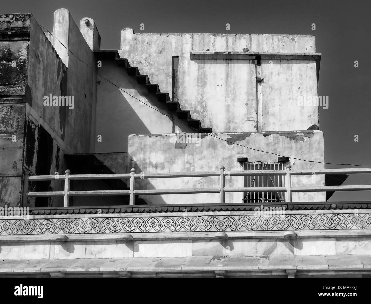Die Formen, Winkel und Schatten gefangen mt Auge wie ich um Agra Fort ging. Stockfoto