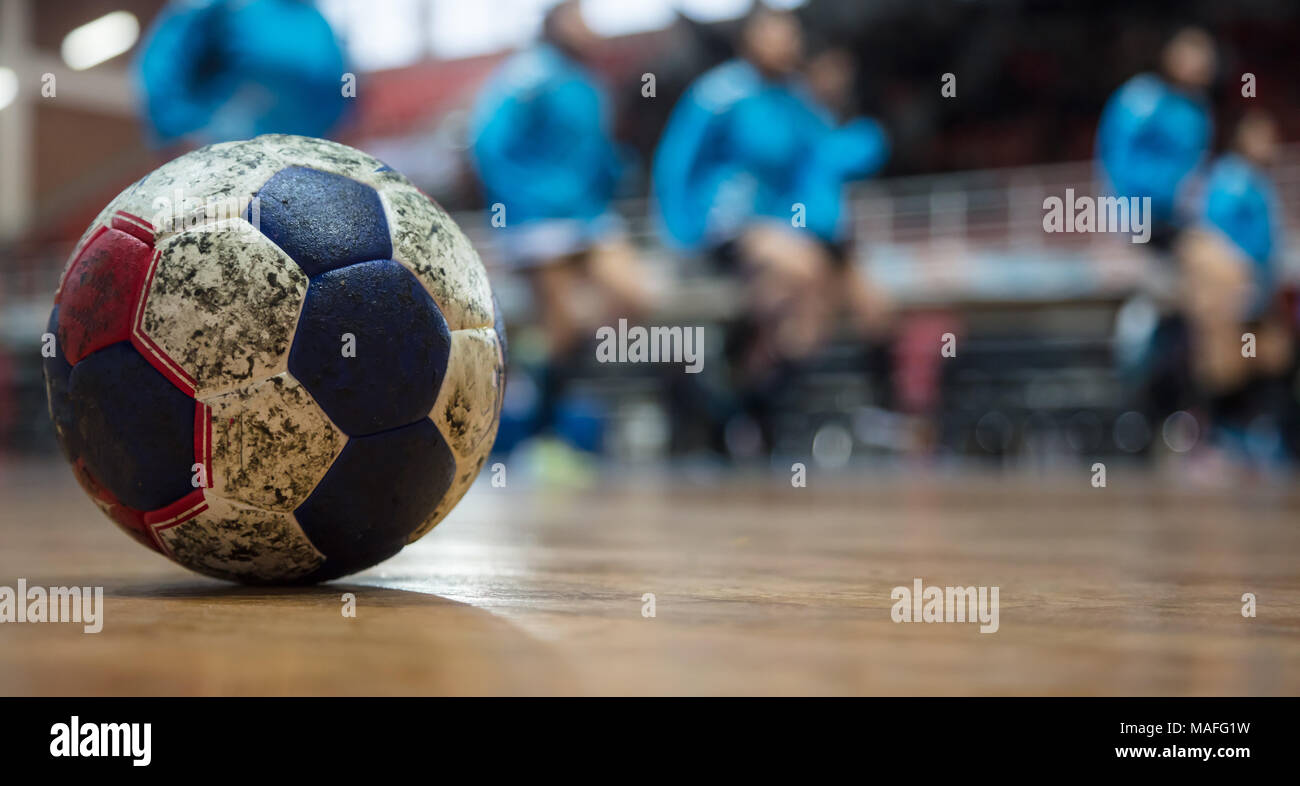 Handball Ball auf's Court. Verschwommen und Training Team Hintergrund. Platz für Text. Stockfoto