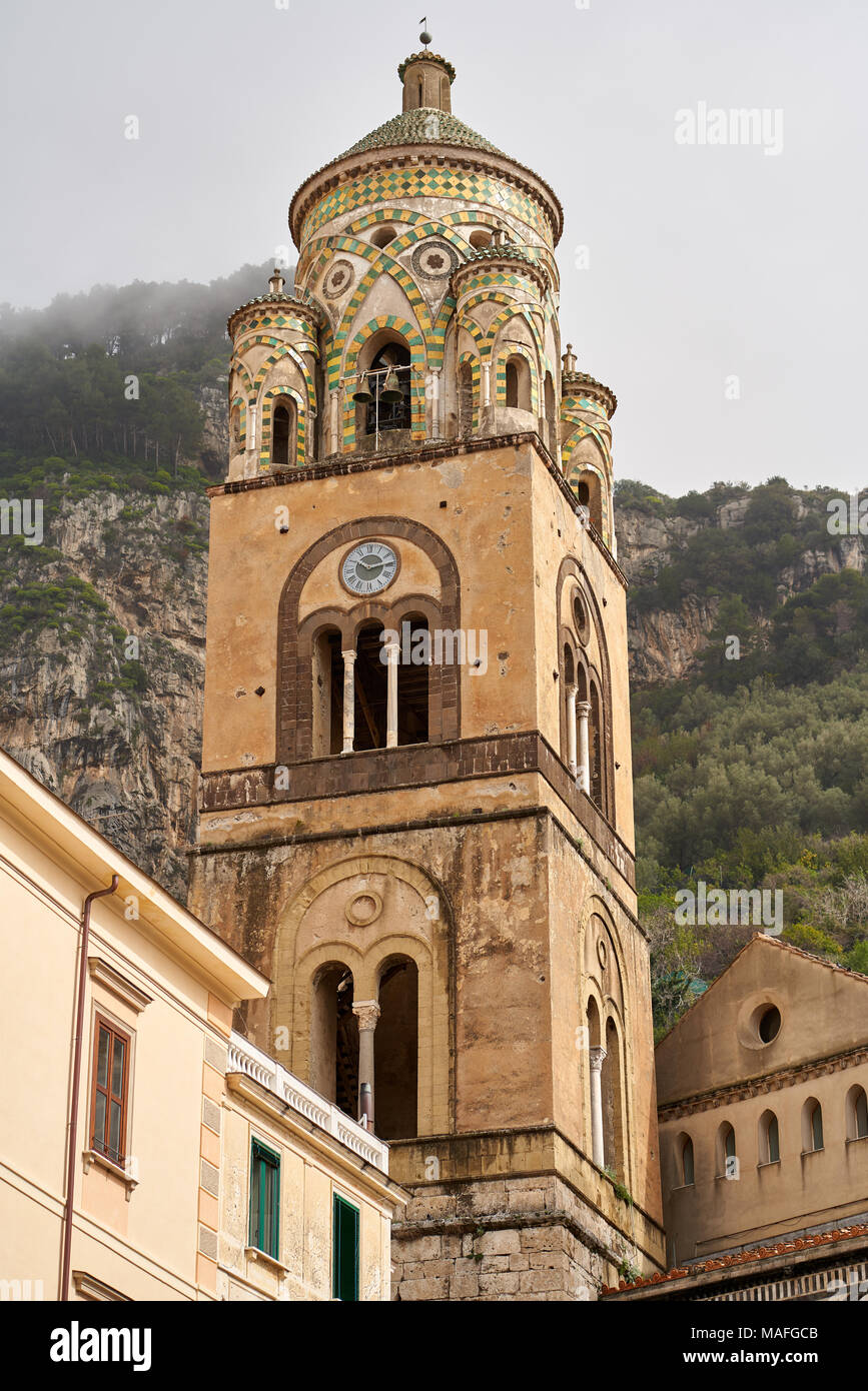 Amalfi Glockenturm der Kathedrale an der Piazza del Duomo, Amalfi, Italien. Eine der touristischen Attraktion in Amalfi Küste. Stockfoto