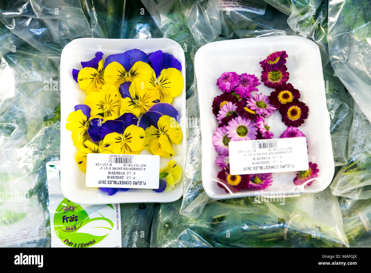 Essbare Blumen für den Verkauf in einem Supermarkt (Marokko) Stockfoto