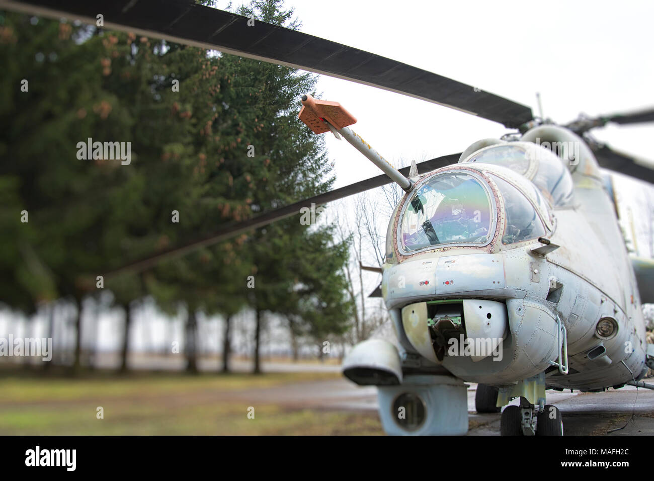 Mi-24 Helikopter am Flugplatz Stockfoto