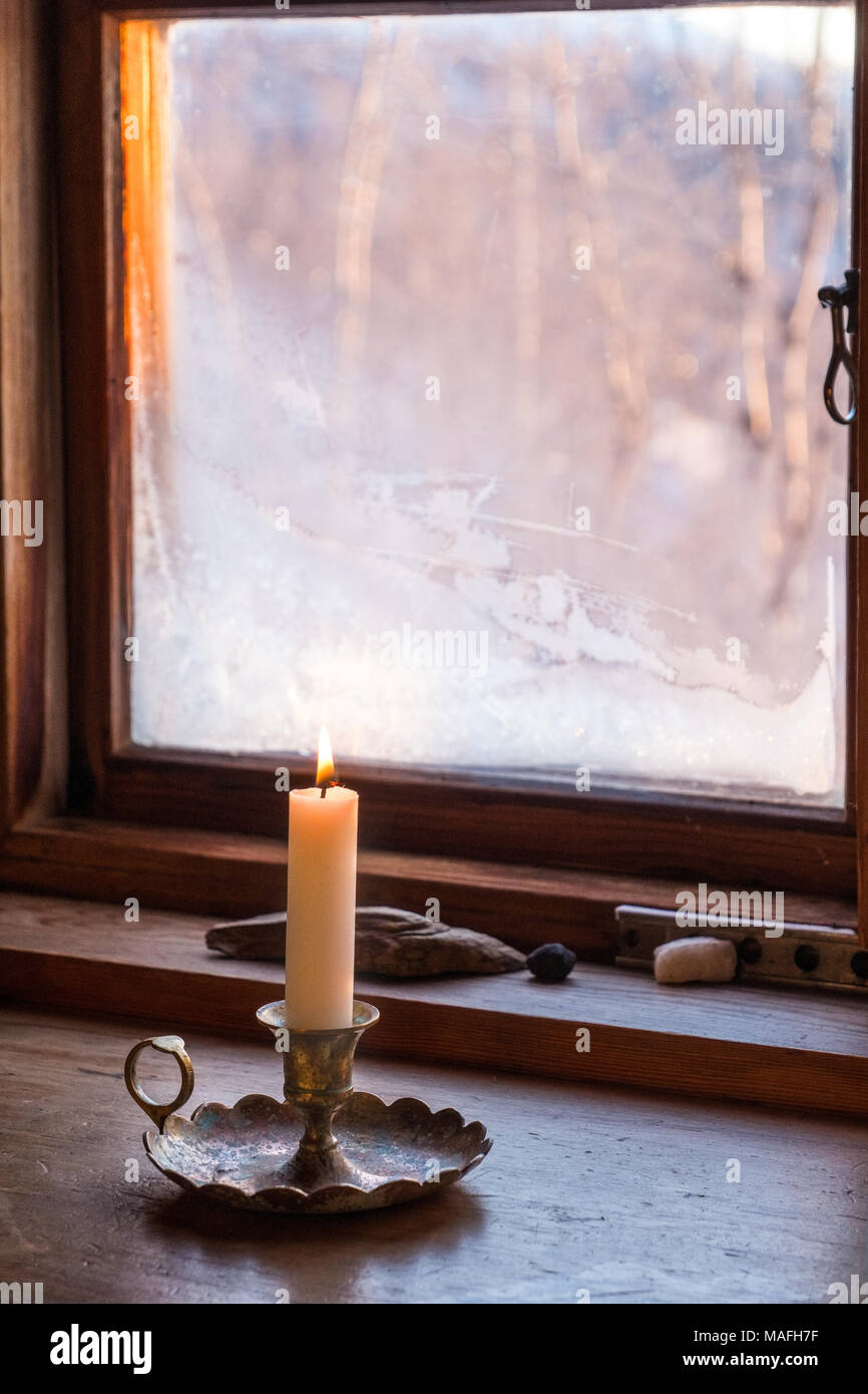 Kerze im Fenster eines norwegischen Kabine Stockfoto Kerze im Fenster eines norwegischen Kabine Stockfoto