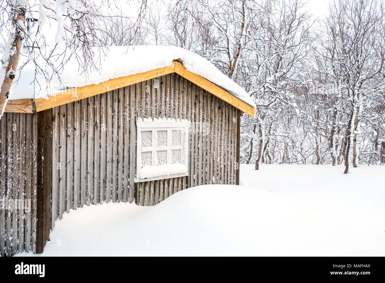 Kabine in tiefem Schnee in Wäldern, Schweden Stockfoto