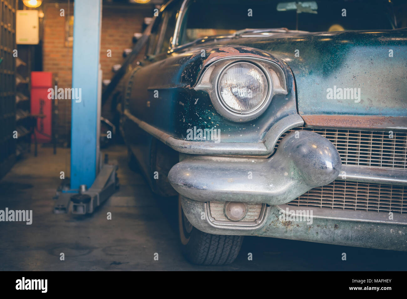 Vintage garage mit Classic Car beleben. Stockfoto