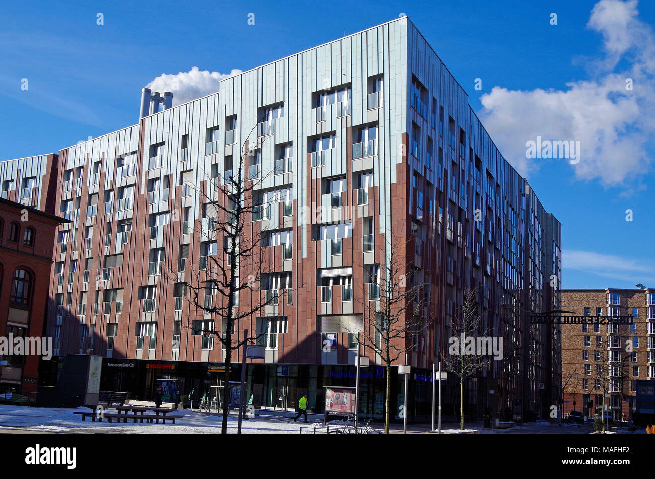 UberseeBoulevard, eine 400m lange Einkaufsstraße, mit Apartment Gebäude oben, in Hafen City, eine immense Stadtumbau in Hamburg Stockfoto