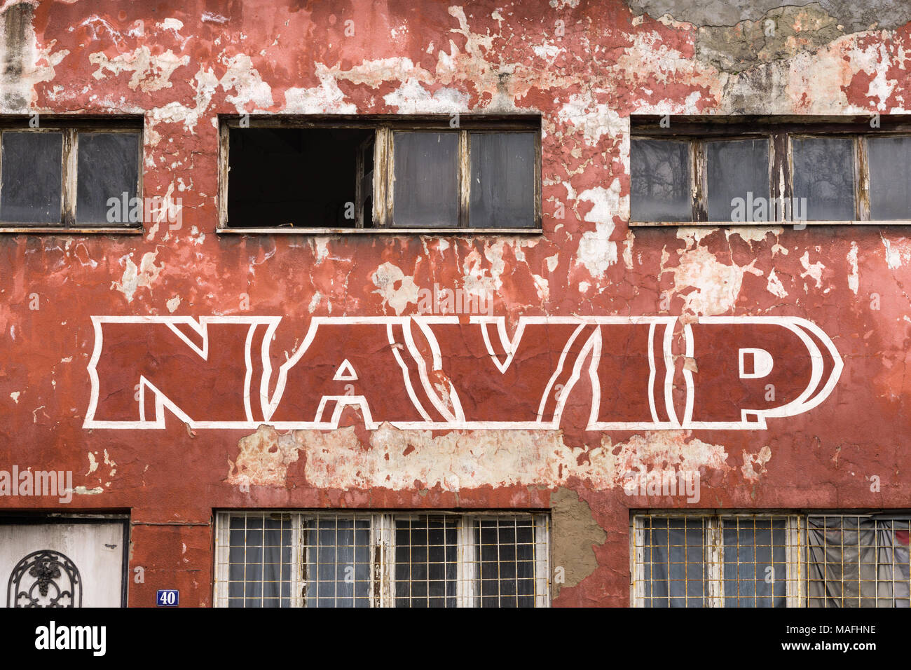 Verlassene Gebäude der Getränkeherstellung Firma NAVIP in Belgrad, Serbien. Stockfoto