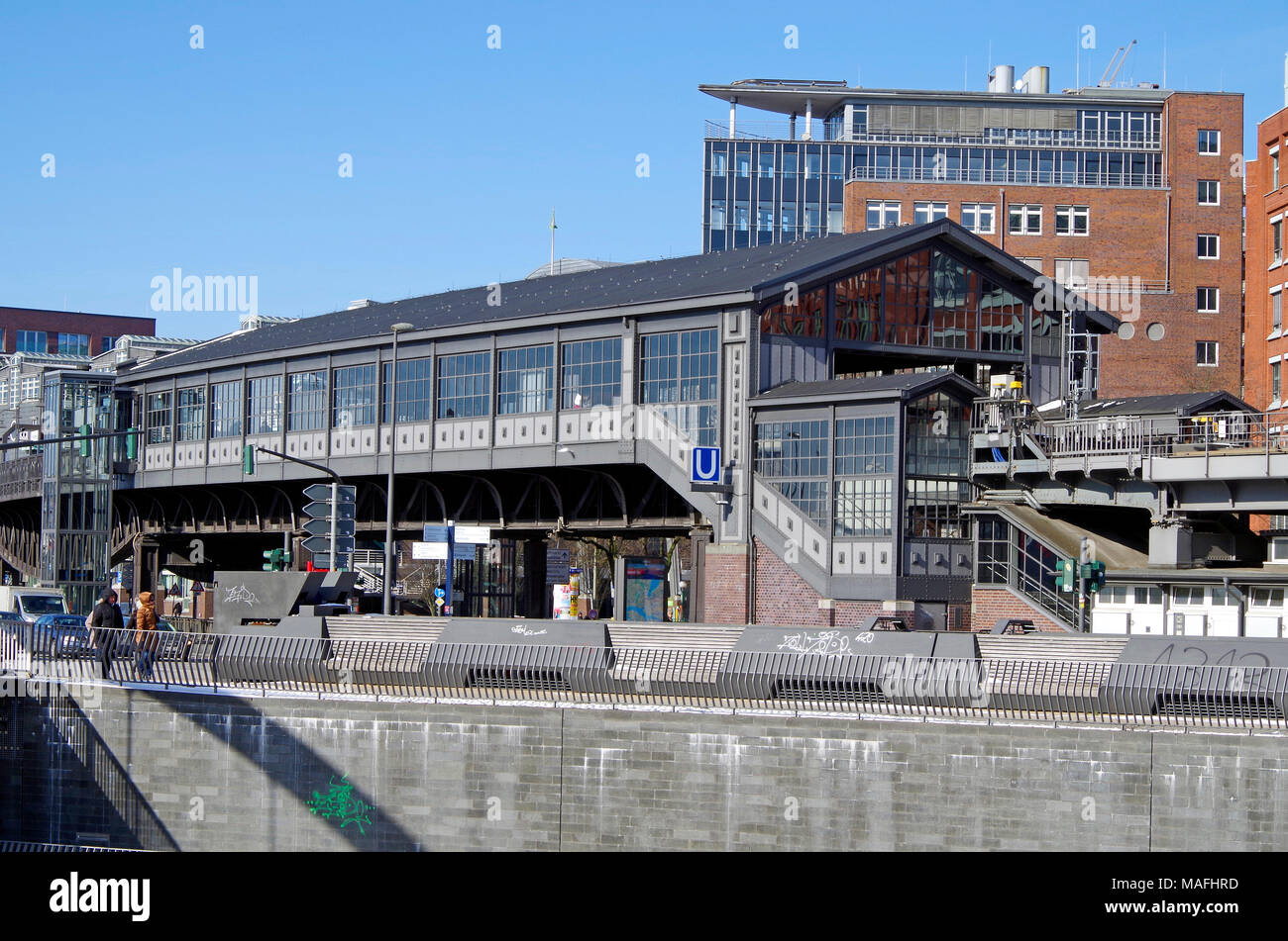 Der U-Bahnhof Baumwall erhöht, jetzt Baumwall (Elbphilharmonie), in Zeile 3 der Hamburger U-Bahn genannt. Stockfoto
