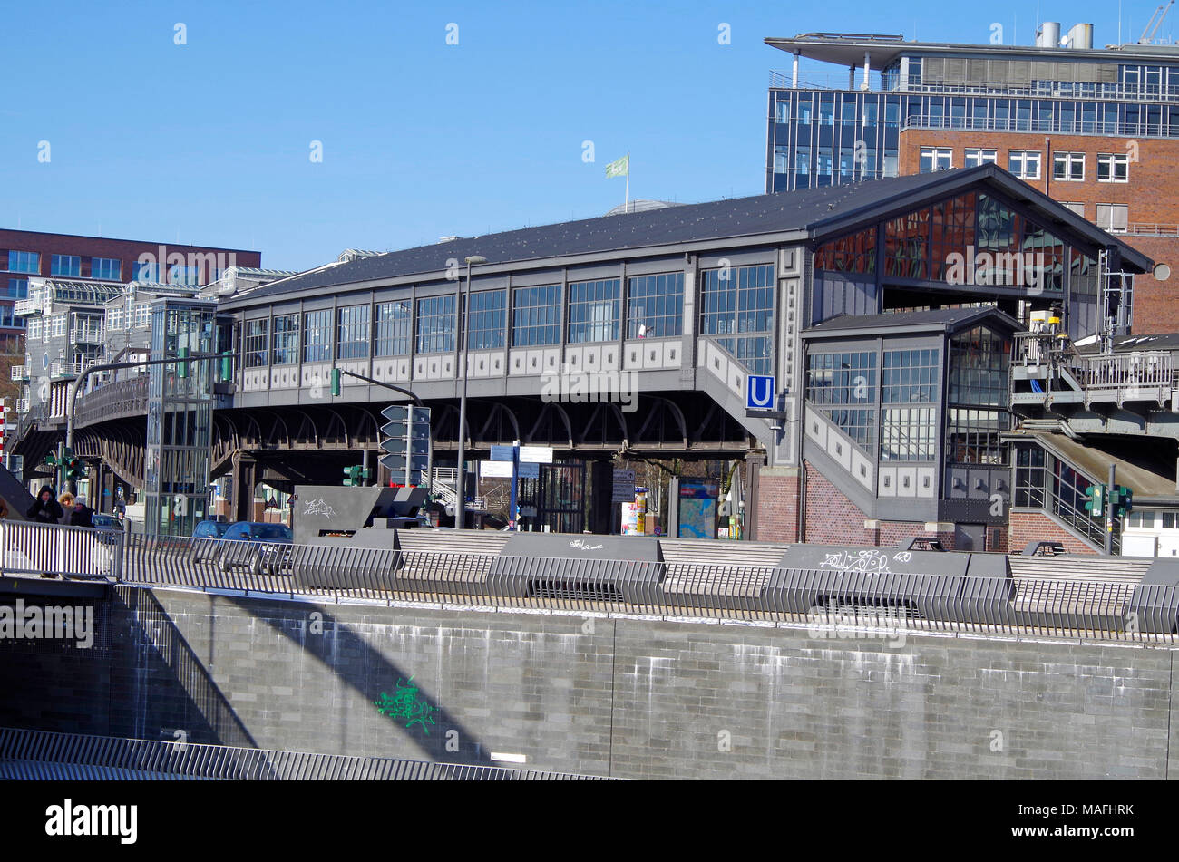 Der U-Bahnhof Baumwall erhöht, jetzt Baumwall (Elbphilharmonie), in Zeile 3 der Hamburger U-Bahn genannt. Stockfoto