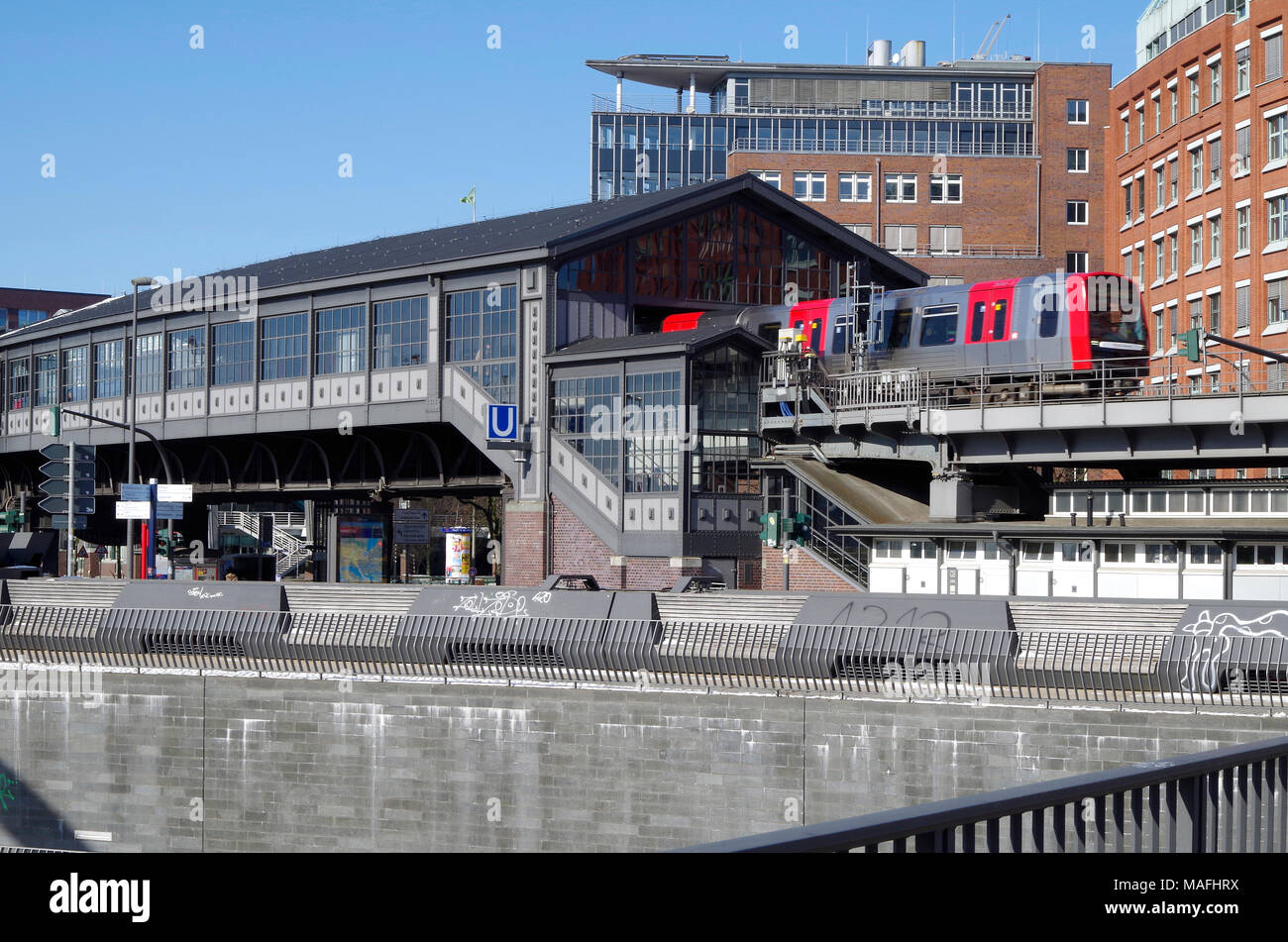 Der U-Bahnhof Baumwall erhöht, jetzt Baumwall (Elbphilharmonie), in Zeile 3 der Hamburger U-Bahn genannt. Stockfoto