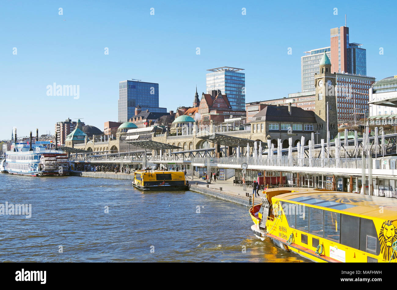 St. Pauli Landungsbrücken in Hamburg, ein wichtiger Verkehrsknotenpunkt mit Bahnhof, U- und S-Bahn-Station und einem großen Anlegeplatz für Fähren Stockfoto