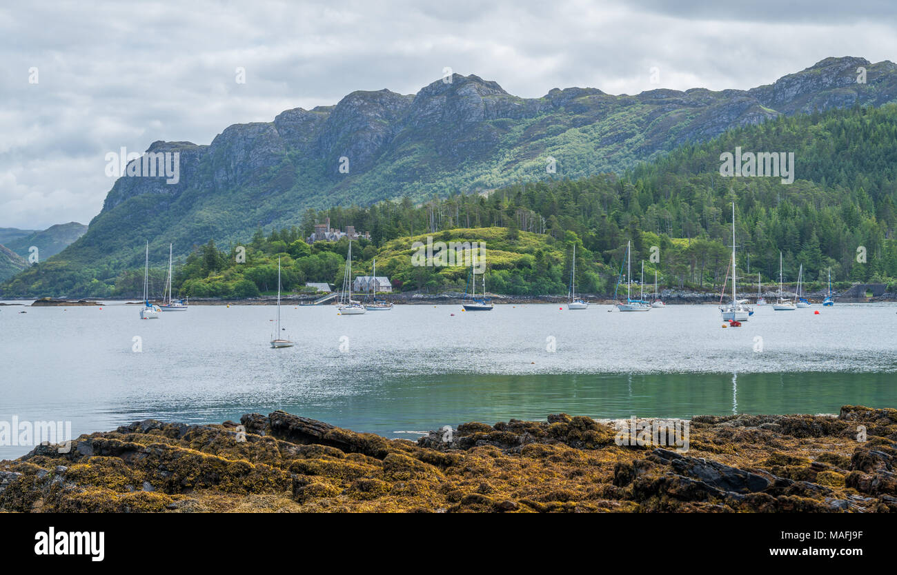 Idyllischen Blick auf Plockton, Dorf in den Highlands von Schottland in der Grafschaft Ross und Cromarty. Stockfoto
