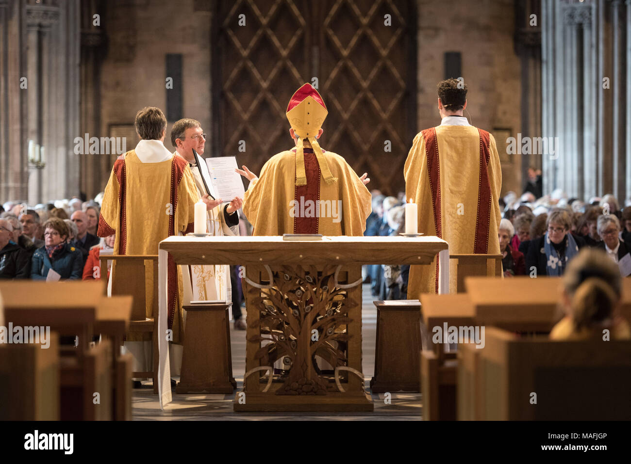 Kathedrale von Lichfield, Lichfield, Staffordshire, Großbritannien. 29. März 2018. Der Bischof von Lichfield zusammen mit Hunderten von Klerus und Gläubige an TOGE Stockfoto