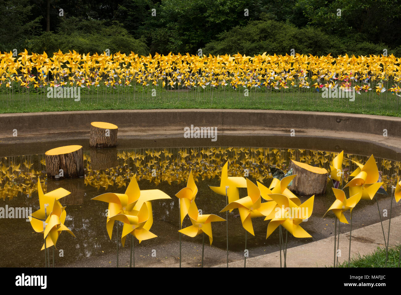 Gelbe pinwheel öffentliches Kunstprojekt im Prospect Park in Brooklyn NYC Stockfoto