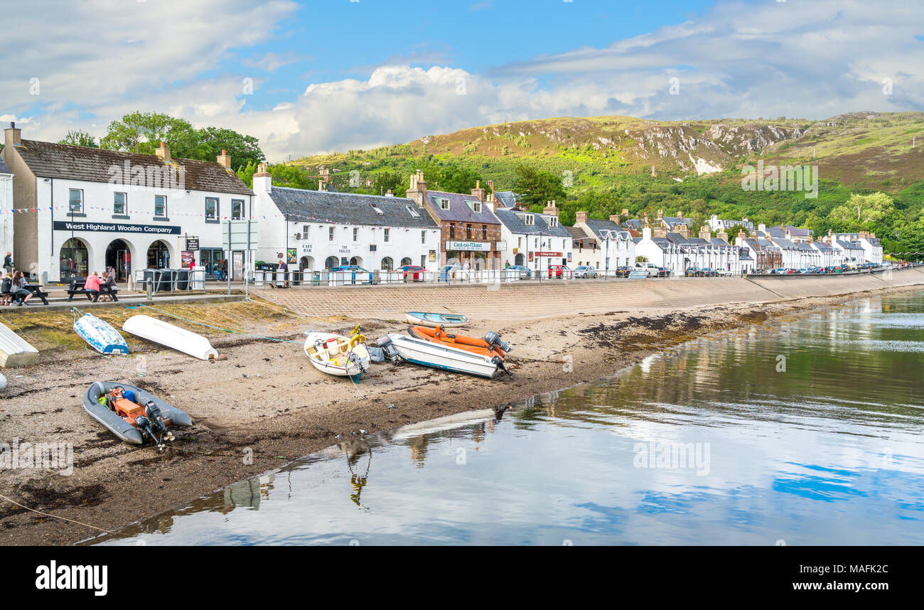 Sommer am Nachmittag in Ullapool, Dorf in Ross-shire, Scottish Highlands. Stockfoto