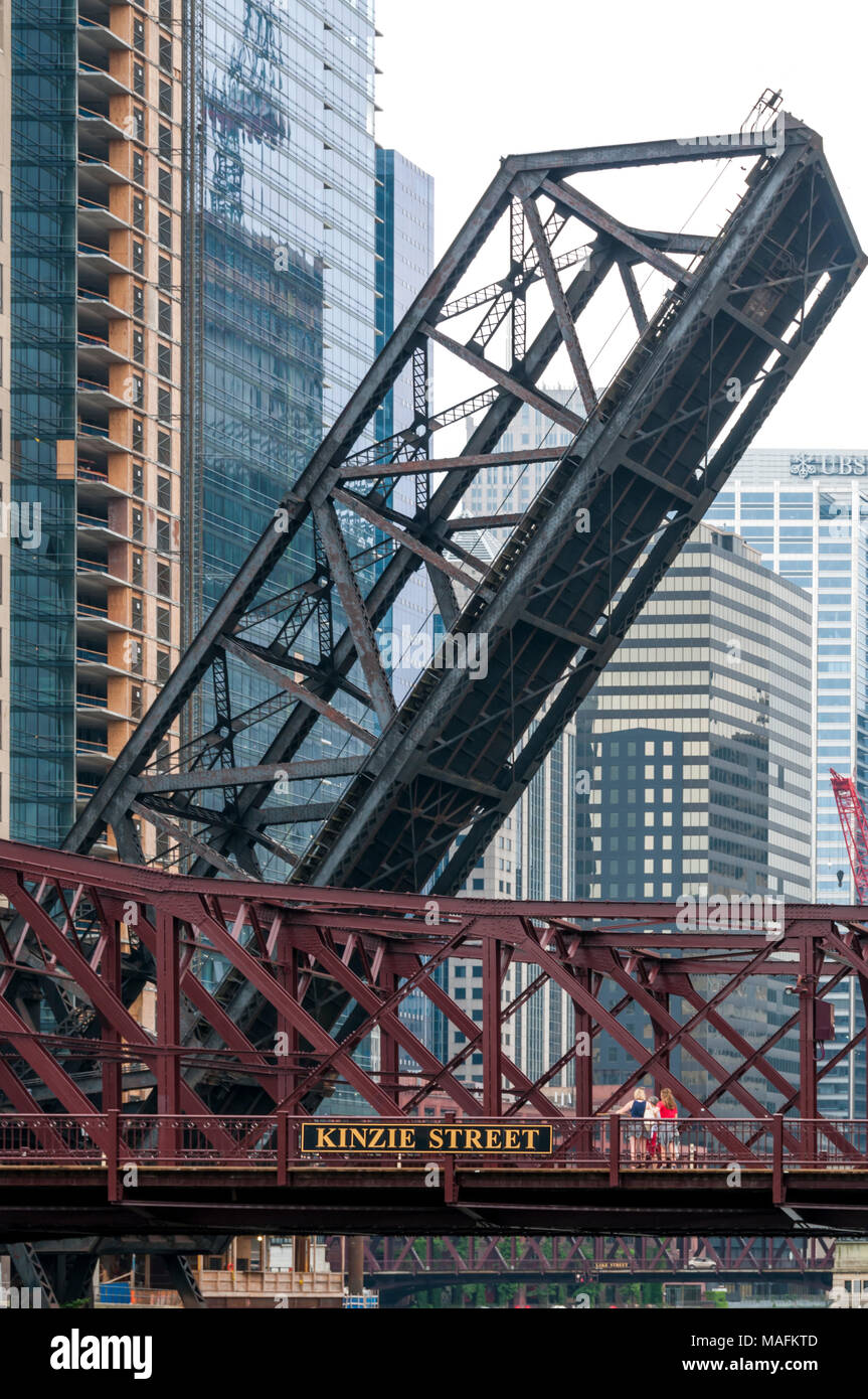 Die Kinzie Street Eisenbahnbrücke über den Norden Zweig des Chicago Rivers ist jetzt permanent offen gesperrt. Stockfoto