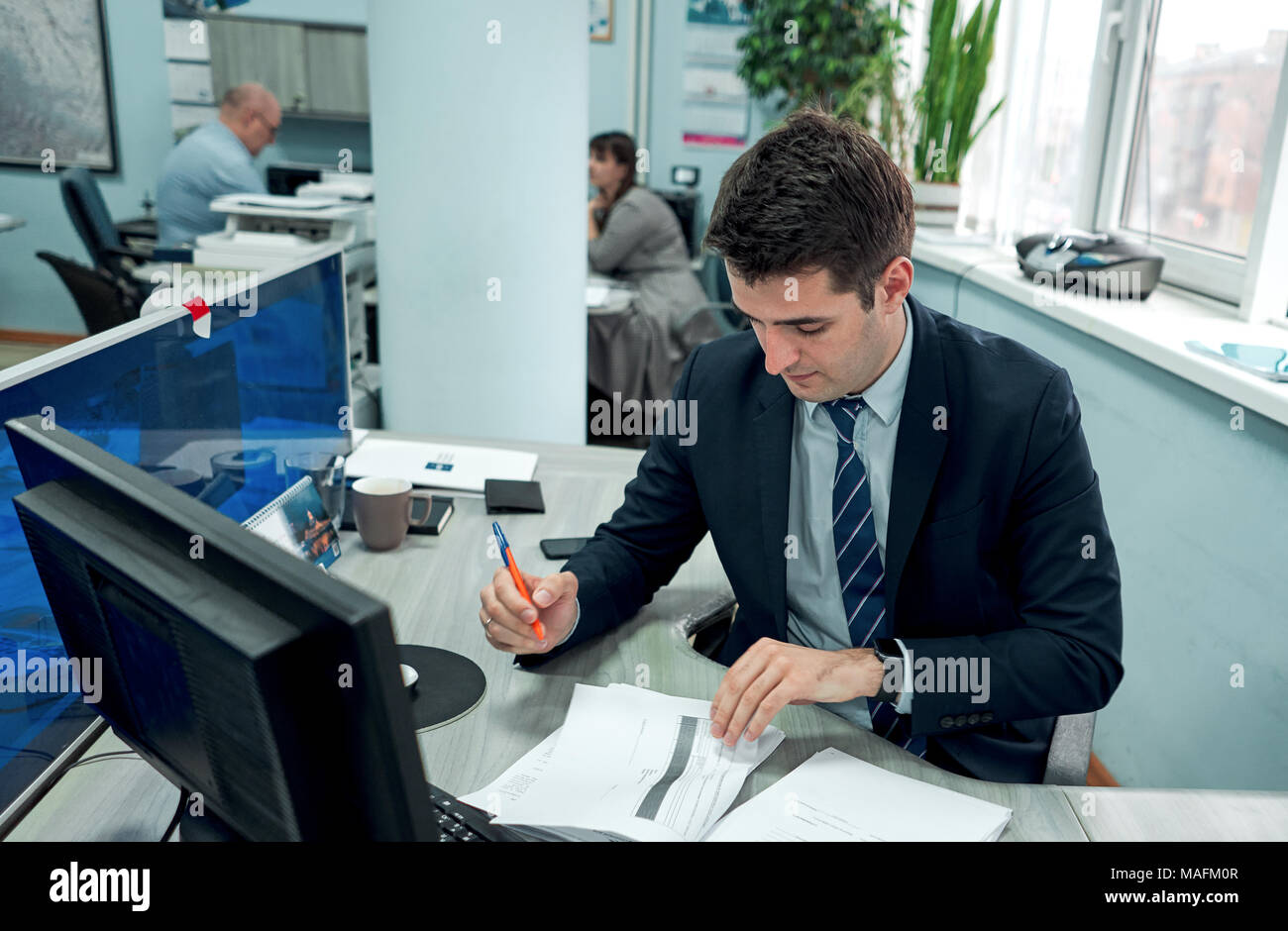 Man schließt einen Vertrag Stockfoto