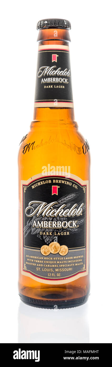 Winneconne, WI - 30. März 2018: Eine einzelne Flasche Michelob amberbock Bier auf einem isolierten Hintergrund. Stockfoto