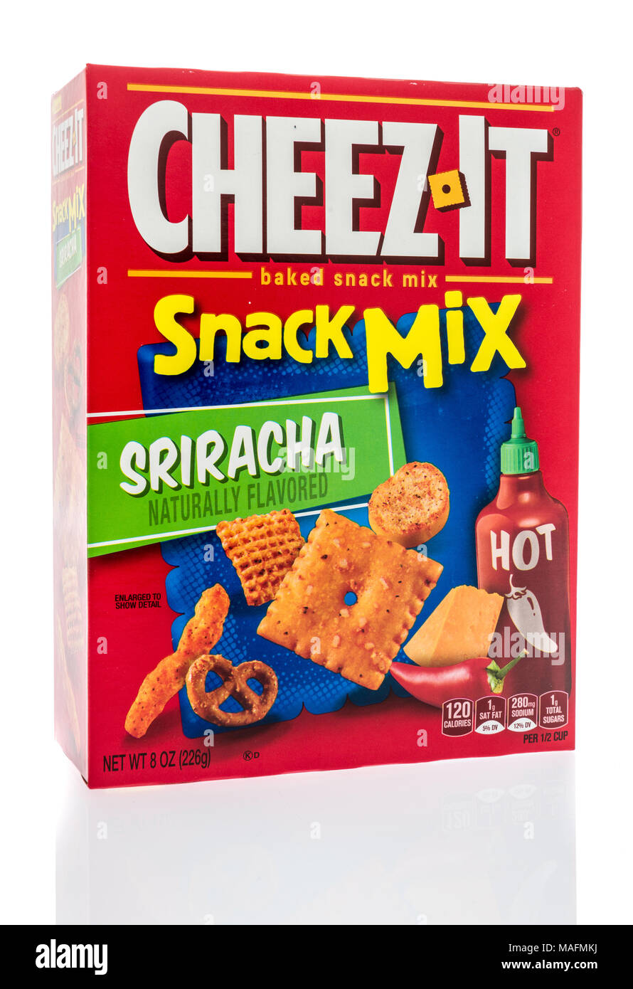 Winneconne, WI - 30. März 2018: eine Box von Cheez es Snack Mix in sriracha Geschmack auf einem isolierten Hintergrund. Stockfoto