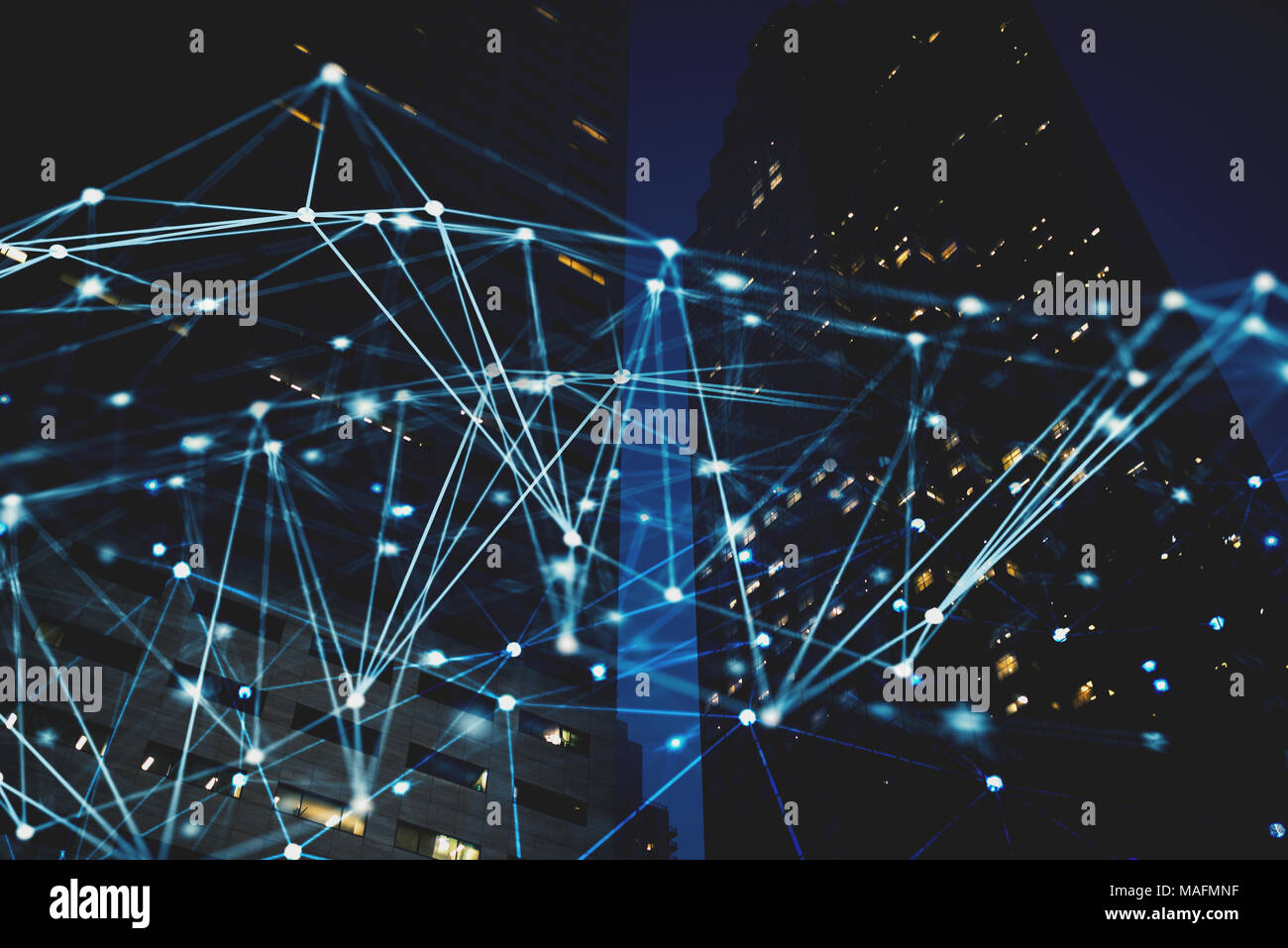 Abstrakte Internetverbindung Netzwerk mit Nacht Stadt mit Wolkenkratzern im Hintergrund Stockfoto