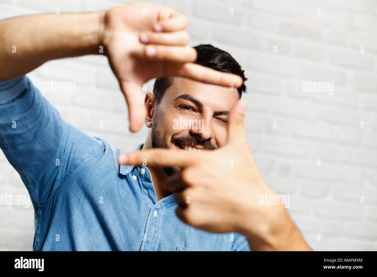 Portrait von glücklich lächelnd. Italienische Kerl auf Kamera und Geste für die Bild. Stockfoto