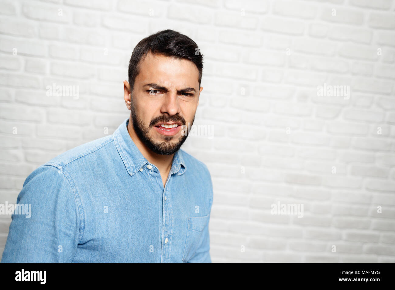 Portrait von angewidert Mann, Hispanic Kerl mit Abscheu für schlechten Geruch oder Geschmack. Platz kopieren Stockfoto