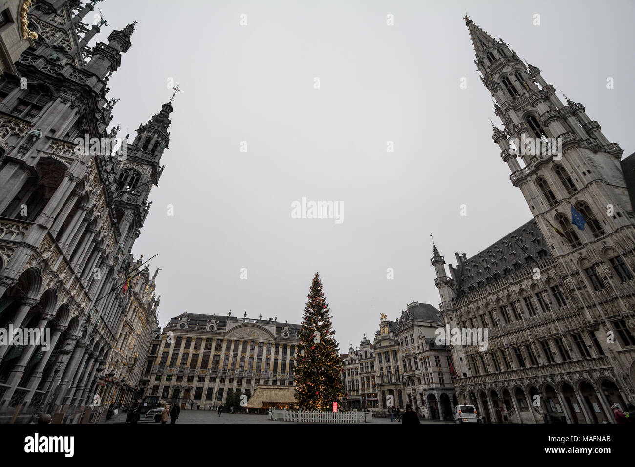 Brüssel, Belgien - 1. JANUAR 2017: Grand Place Brüssel (Hauptplatz) Am frühen Morgen am Ende der NYE feiern. Dieser Platz ist eine Stockfoto