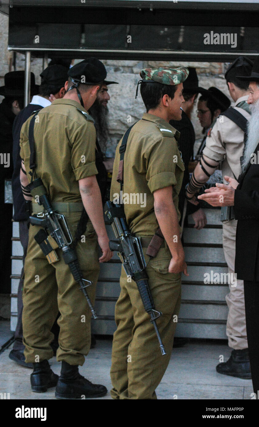 Israelische Armee Soldaten, die eine Pause von der Arbeit an der Grenze zu Gaza chat Stockfoto