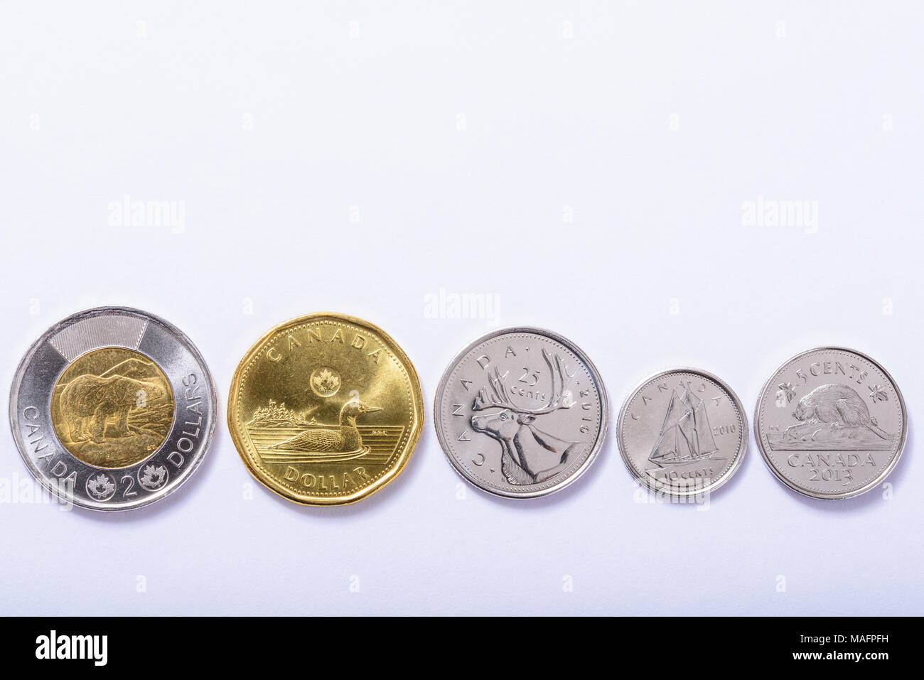 Toronto, Kanada - 1. April 2018: Verschiedene kanadische Münzen auf weißem Hintergrund Stockfoto