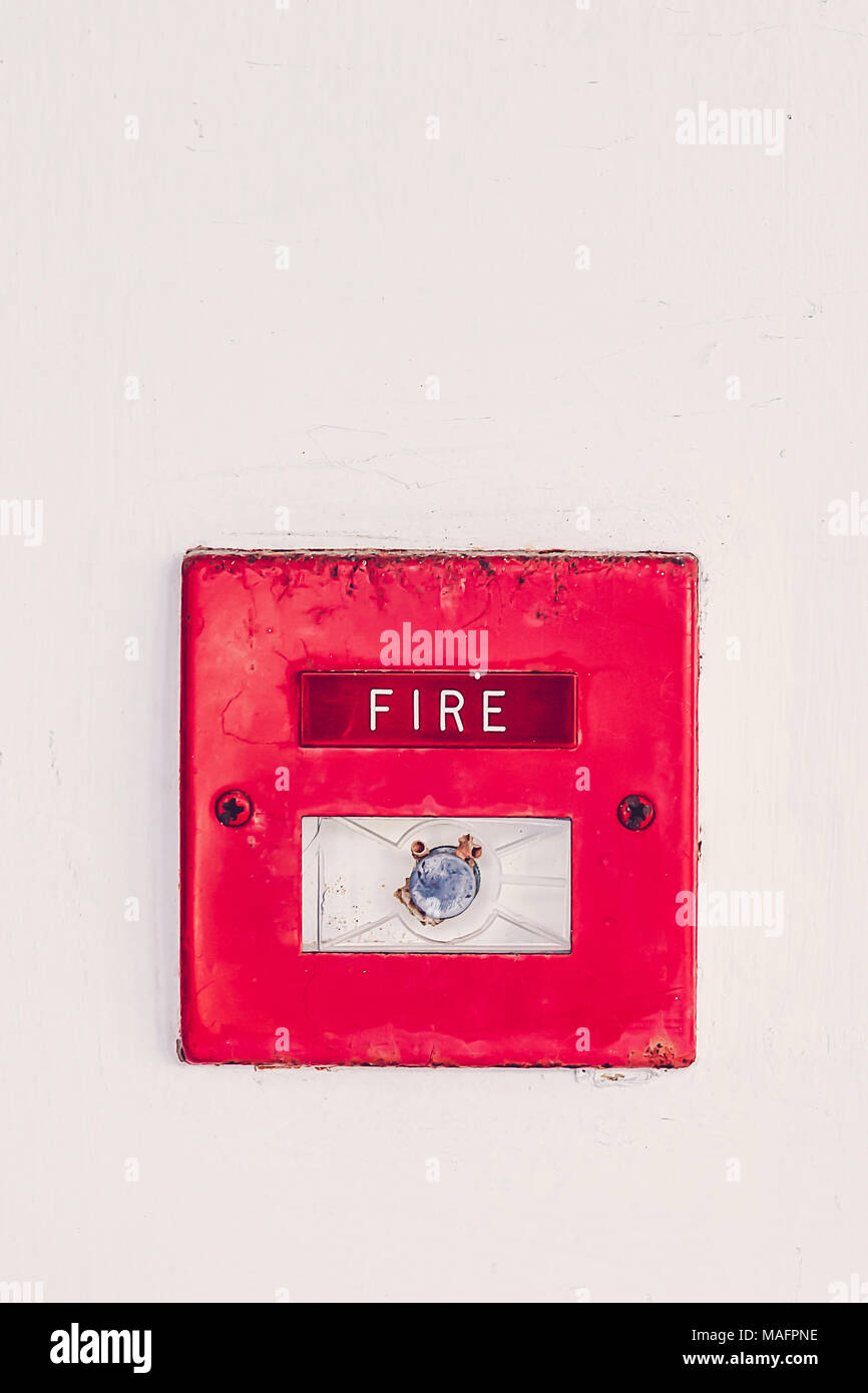 Alte Red Box Feueralarm an Zement Wand Stockfoto