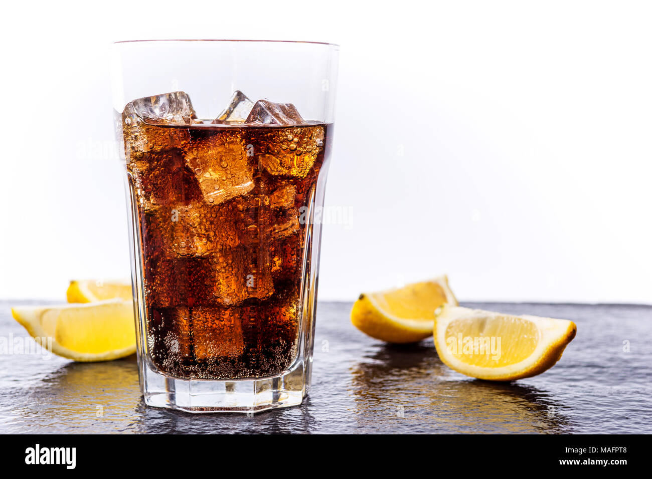 Kalte Cola trinken mit Blasen und Eiswürfel Stockfotografie